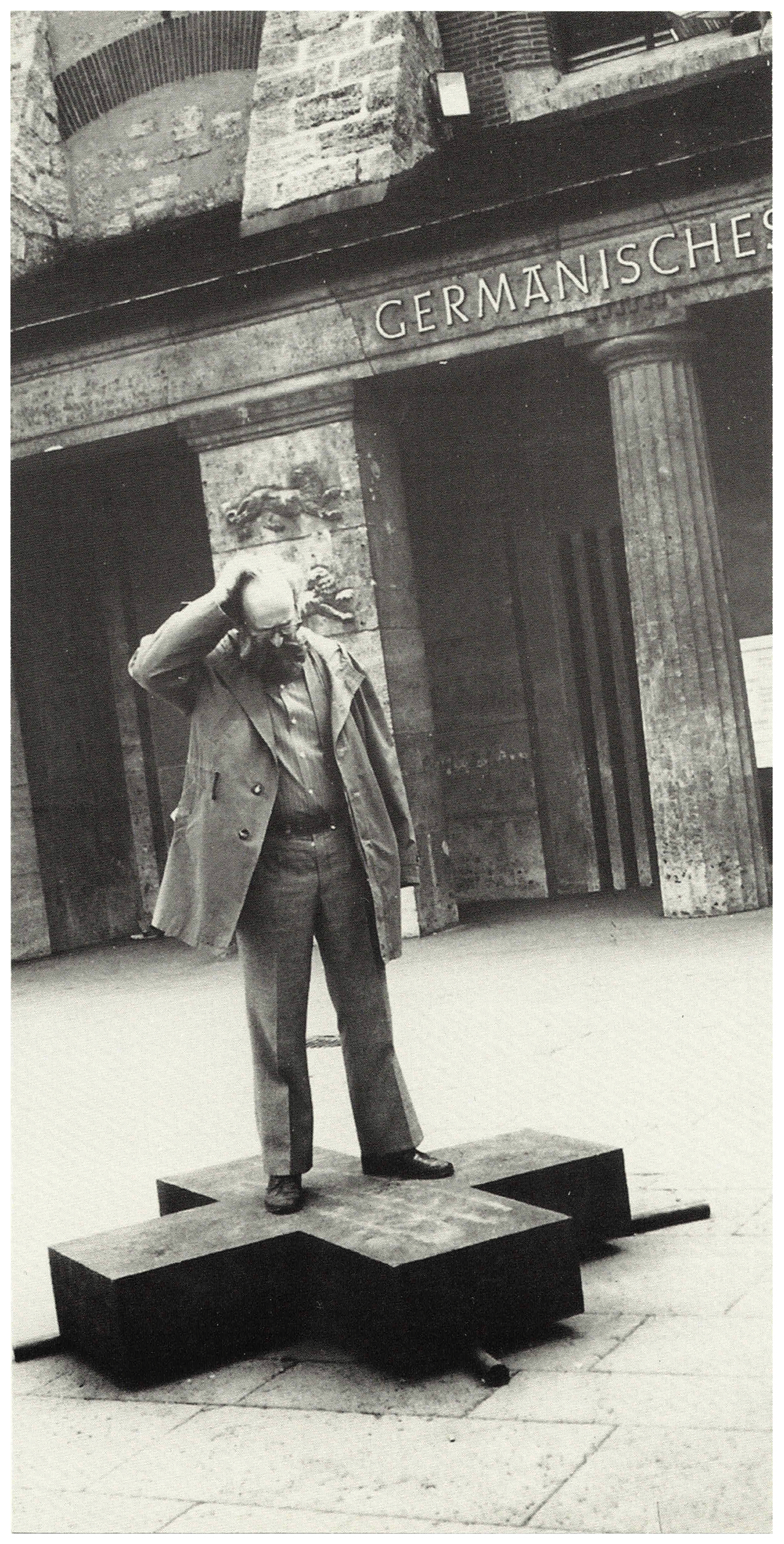 <p>Einladungskarte zur Ausstellung "Július Koller, Kontakt", Kunstraum München e.V., 2004, Drucksache, 21 × 10.5 cm</p>