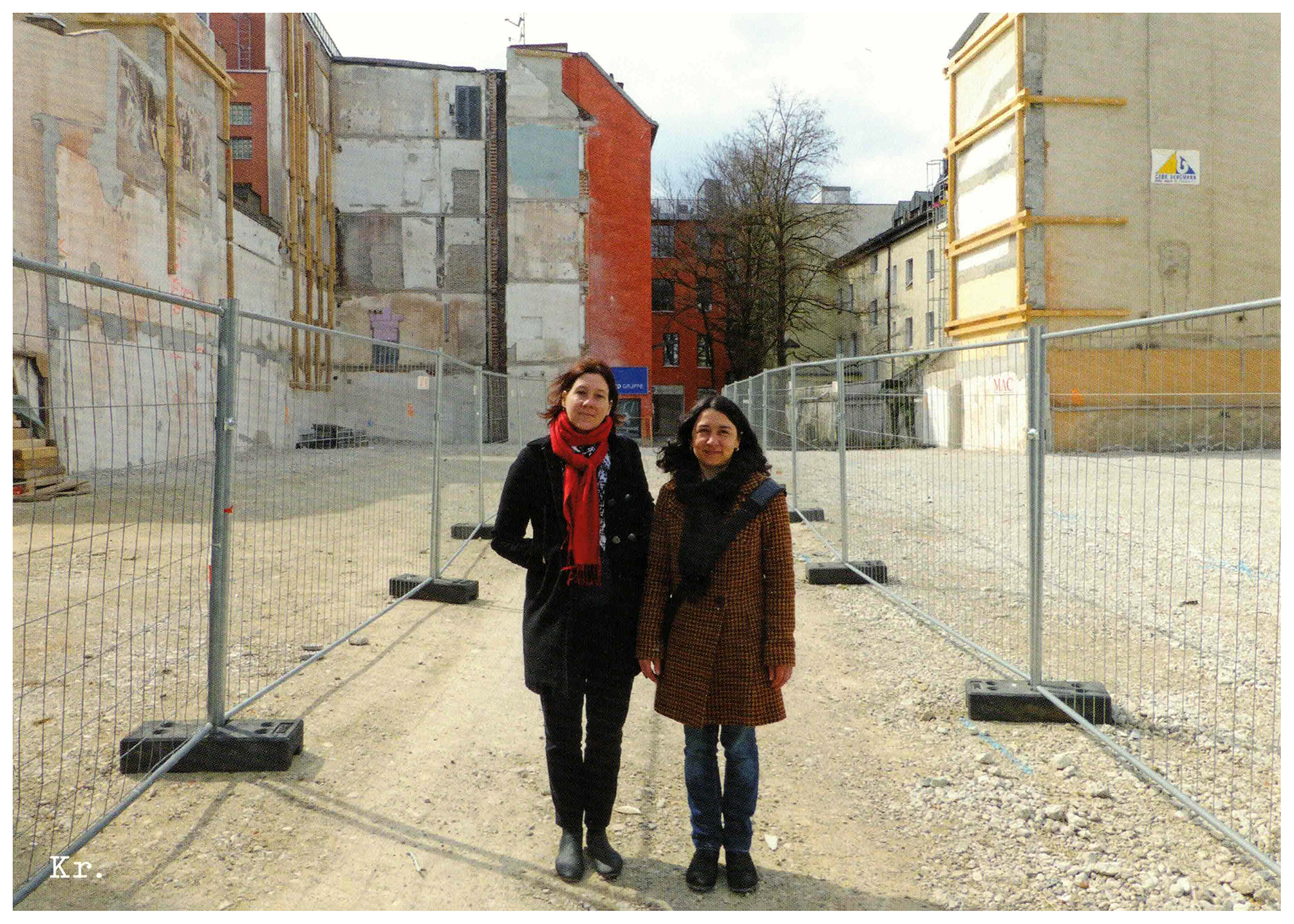 <p>Einladungskarte zur Ausstellung "Monika Kapfer, Cora Piantoni, Abriss. Wir haben viel erlebt", Kunstraum München e.V., 2016, Drucksache, 10.4 × 14.8 cm</p>