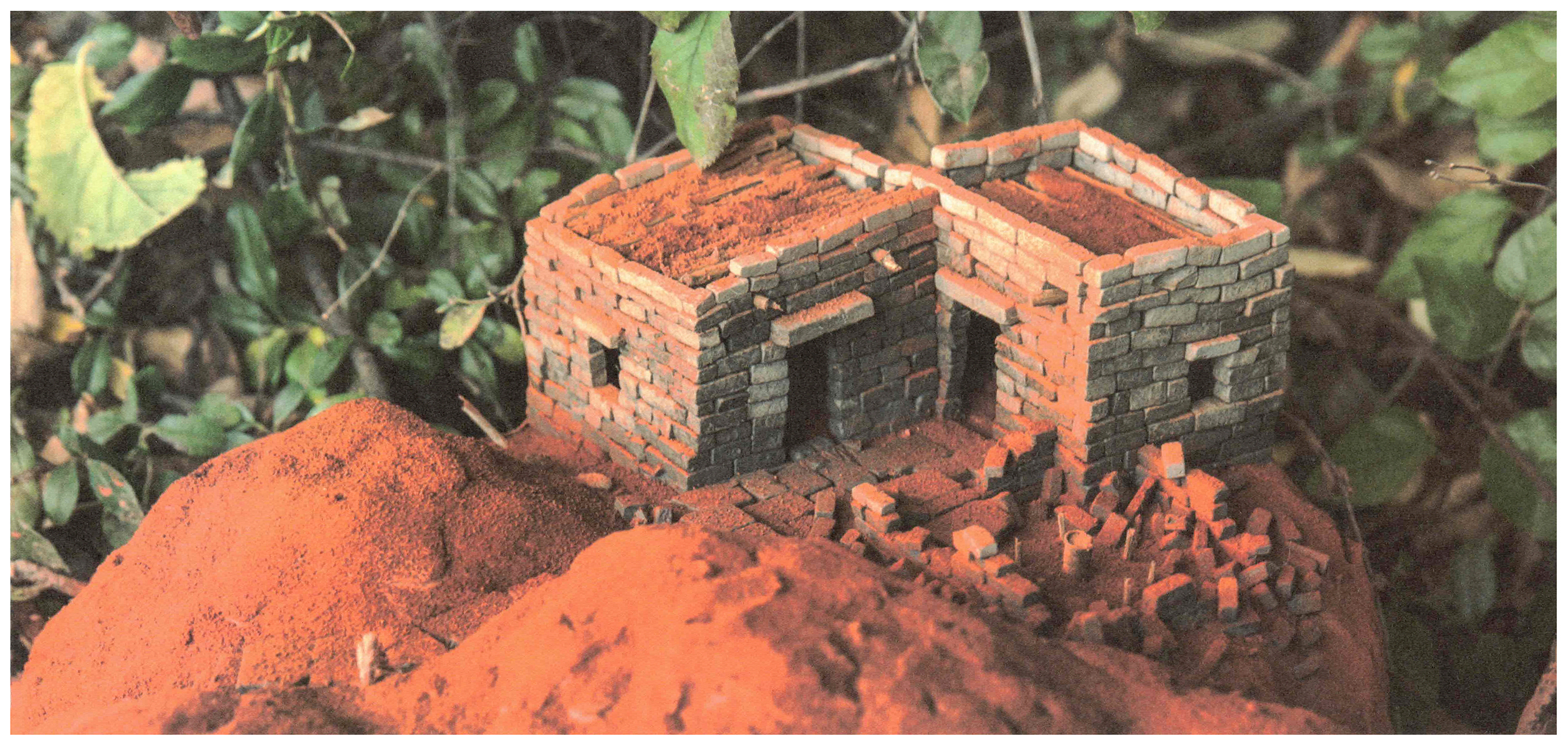 <p>Einladungskarte zur Ausstellung "Charles Simonds, Dwelling Munich ", Kunstraum München e.V., 2017, Drucksache, 9.9 × 21 cm</p>