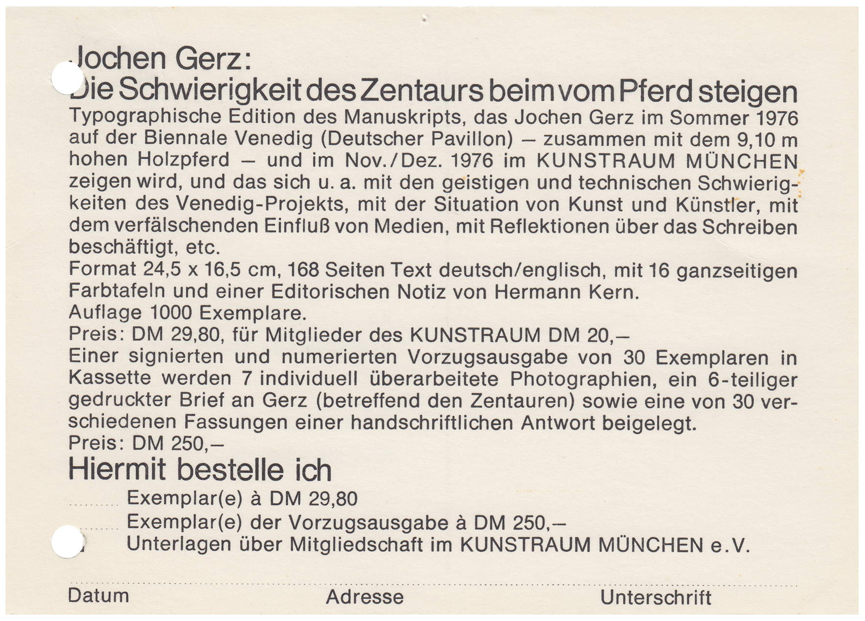 <p>Einladungskarte zur Ausstellung "Jochen Gerz. Die Schwierigkeit des Zentrums beim vom Pferd Steigen", Kunstraum München e.V., 1976, Drucksache, 10.3 x 14.8 cm</p>