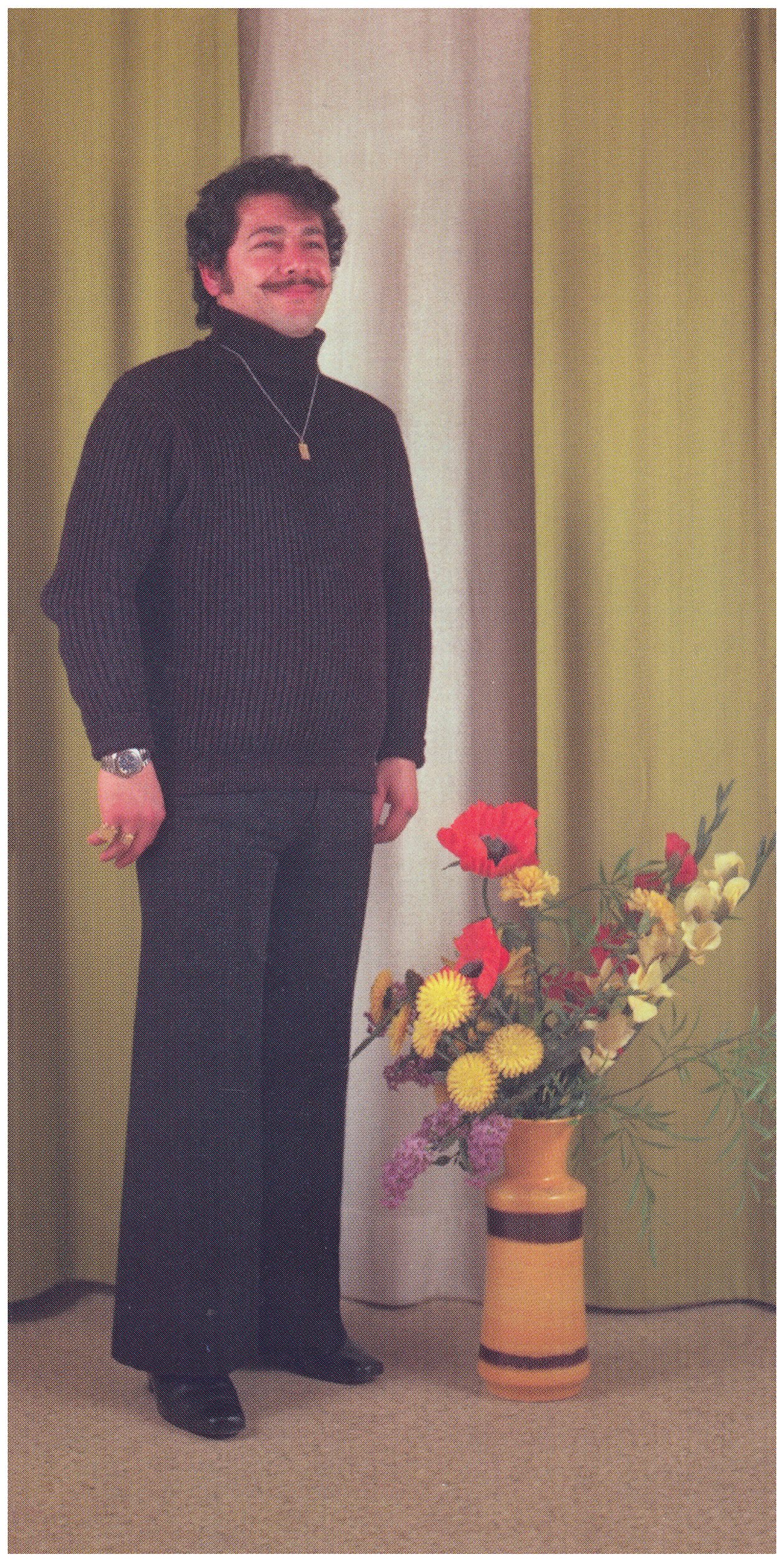 <p>Einladungskarte zur Ausstellung "Jetzt lächeln, Atelierfotografie, eine Enzyklopädie", Kunstraum München e.V., 1999, Drucksache, 10.4 x 21 cm</p>