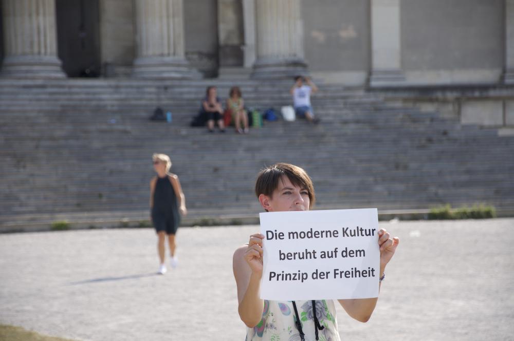 <p>Matina Riescher, »Smoking Constitution«, 04.08., Königsplatz-Glyptothek, München<br /> </p>
